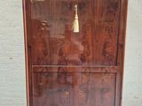 un meuble en bois surmonté d'une horloge