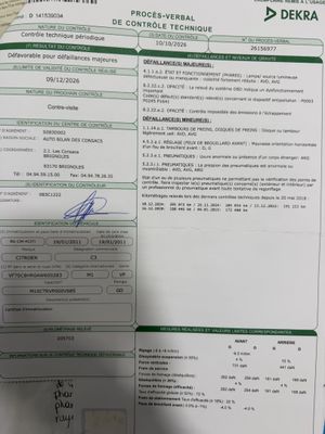 un document sur lequel figure la photo d'une personne tenant un téléphone portable