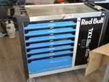 une photo d'une armoire à outils bleue dans un atelier