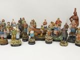 un groupe de figurines assises sur une table
