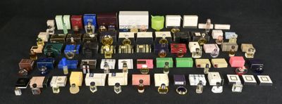 tout un tas d'appareils électroniques de toutes sortes posés sur la table