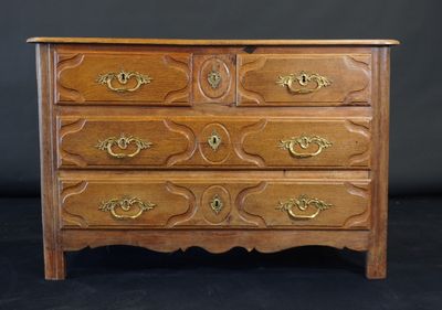 une image représentant une commode en bois sur fond noir