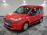 La camionnette rouge est garée sur un sol en carrelage à damier.