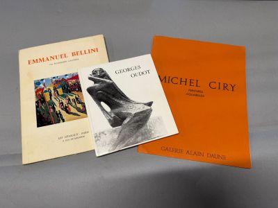 deux livres posés l'un à côté de l'autre sur une table