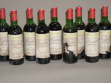 six bouteilles de vin sont alignées sur une table