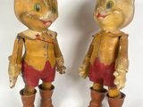 deux chats en bois placés l'un à côté de l'autre