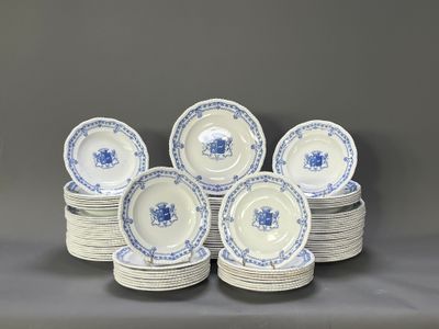 plusieurs assiettes bleues et blanches empilées les unes sur les autres