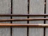 deux vieux outils qui traînent sur un plancher en bois