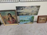 de nombreux tableaux accrochés les uns à côté des autres sur le mur