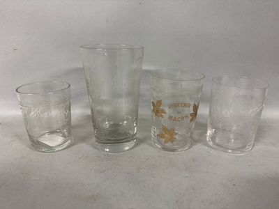 quatre verres posés les uns à côté des autres sur une table