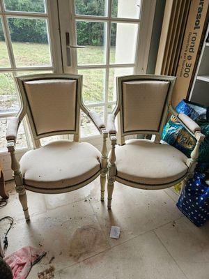 deux chaises placées devant une fenêtre