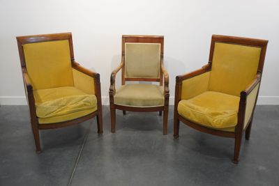 trois chaises avec des coussins rembourrés jaunes dans une pièce