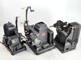 Plusieurs types de machines sont alignées sur une surface blanche