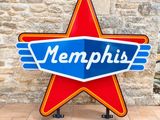 une grande enseigne portant l'inscription « Memphis » sur la façade d'un immeuble