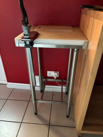 Petite table de découpe plateau polypropène, environ 50x50. Frais...