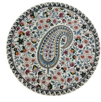 un gros plan d'une assiette ornée d'un motif paisley
