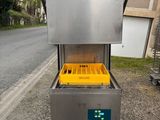 l'image d'une machine qui se trouve sur le bord de la route