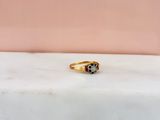 l'image d'une bague en or ornée d'un diamant noir