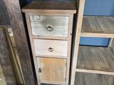 une étagère en bois avec un tiroir et une étagère avec un miroir