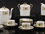 de nombreuses tasses et soucoupes posées sur une table