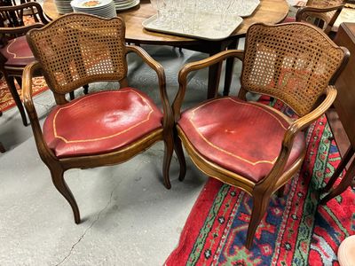 deux chaises placées l'une à côté de l'autre sur un tapis