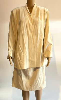 HERMES Paris. Tailleur en laine ivoire comprenant une veste …