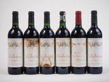 six bouteilles de vin rouge sont alignées