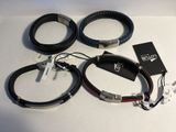 trois bracelets en cuir noir et rouge posés sur une surface blanche
