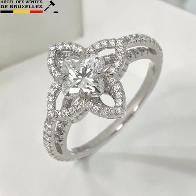 une image représentant une bague en diamant ornée d'un motif floral