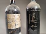 deux bouteilles de vin posées l'une à côté de l'autre sur une table