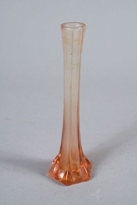 Soliflore en verre teinté rose-orangé.