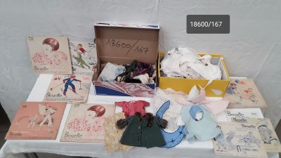 une table sur laquelle sont posées plusieurs cartes et d'autres objets