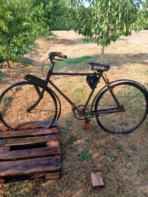 a bike that is parked next to a wooden pallet