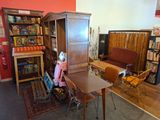 une pièce avec un canapé, une table, une chaise et une bibliothèque