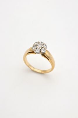 une bague en or jaune sertie de trois diamants sur le dessus