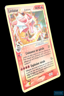La carte Pokémon présente un motif rouge et jaune.