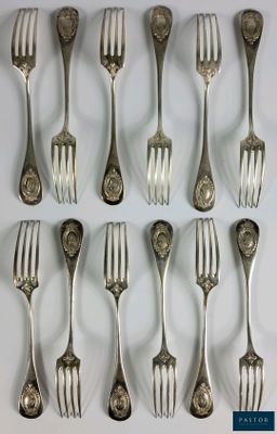 tout un tas de fourchettes posées sur une table