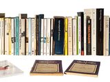 un grand nombre de livres qui se trouvent ensemble sur une étagère