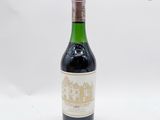 une bouteille de vin posée sur une table