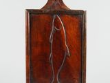 une image représentant une boîte en bois sur laquelle figure un personnage