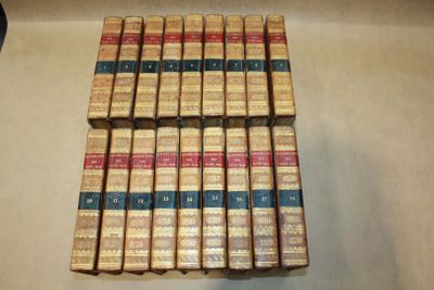 plusieurs livres sont empilés sur une table