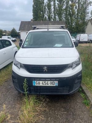 la camionnette blanche est garée sur le côté de la route