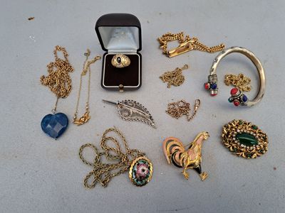 beaucoup de bijoux posés sur la table