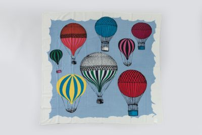 une image représentant des montgolfières sur fond bleu