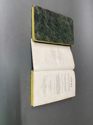 un livre ouvert accroché au mur, avec un marque-page posé dessus