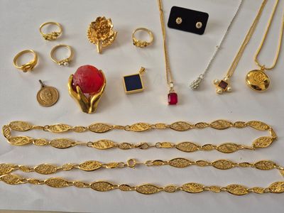 Grand lot de bijoux fantaisie, barrettes et autres (Gebraucht) in