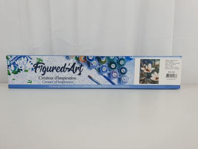 un tube de dentifrice posé sur une table blanche
