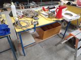 un établi avec des outils dans un garage