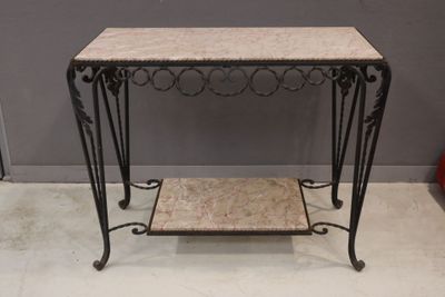 Table desserte en fer forgé stylisée, portant deux plateaux …