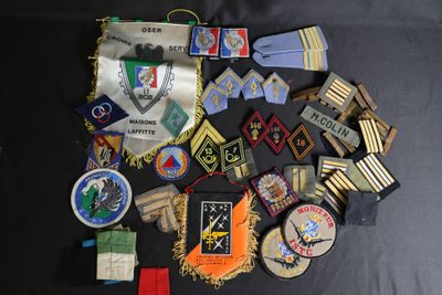 plusieurs types d'insignes militaires sur une table noire